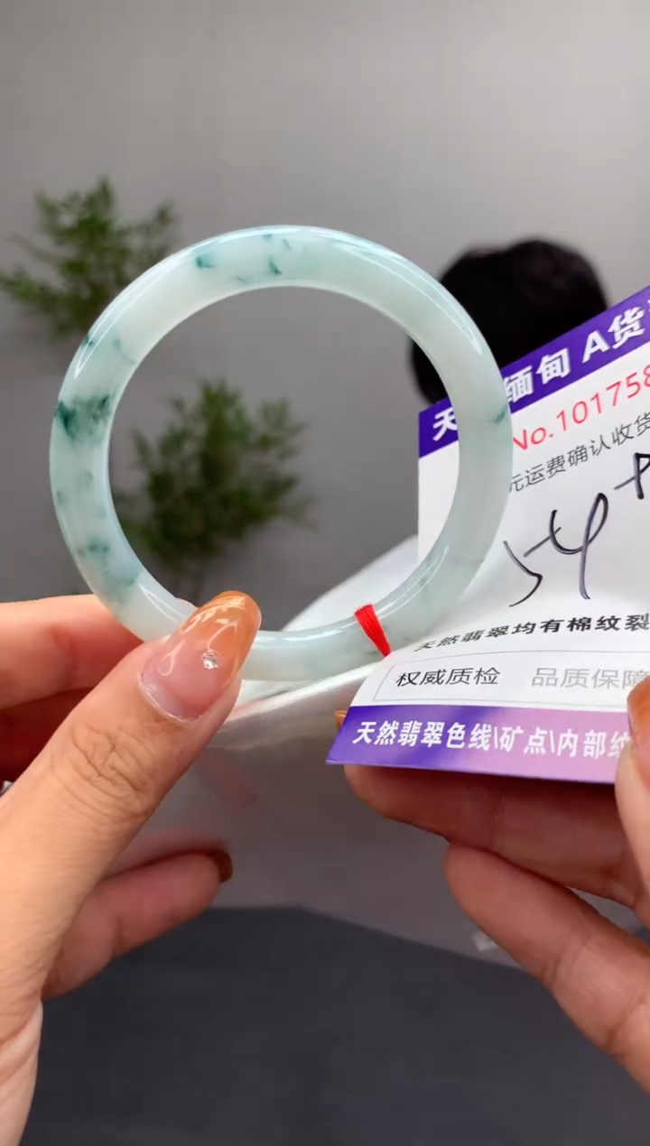 未镶嵌手镯翡翠有纹，完美者勿拍