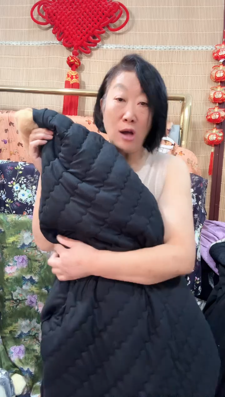 石墨烯黑色绗棉两米布料