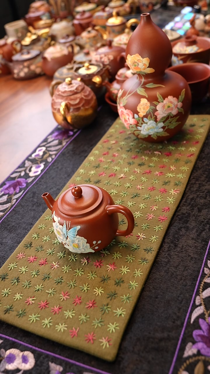 茶壶紫砂朱泥花香蝶 宫灯
