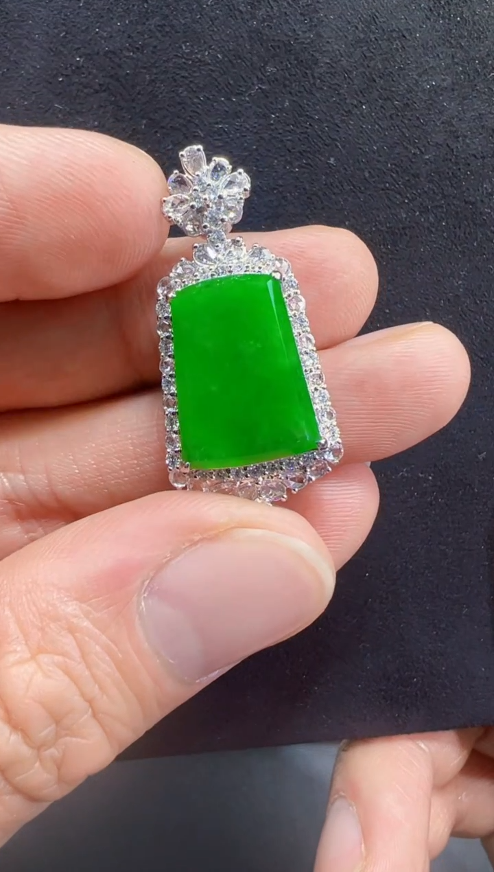 【闪购商品】翡翠吊坠(不含链)18K金镶嵌阳绿无事牌吊坠