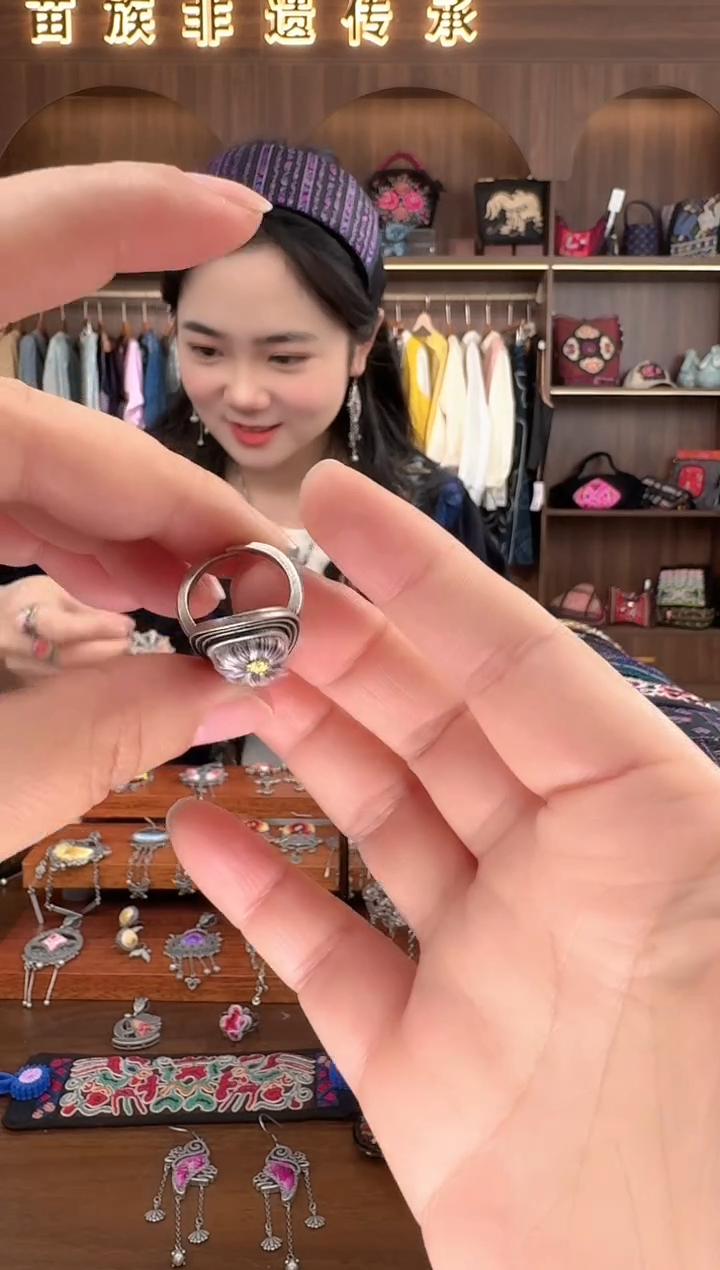 【闪购商品】织绣扶光苗绣传承97