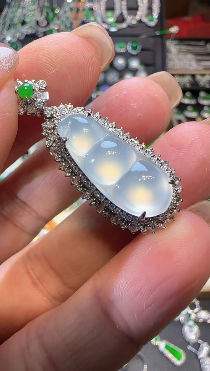 【闪购商品】翡翠颈饰18K金镶嵌福豆