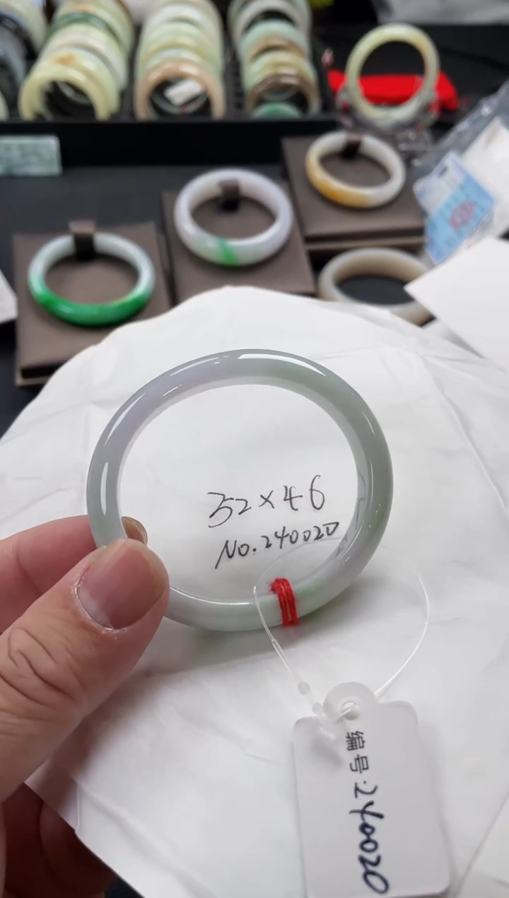 【闪购商品】翡翠手镯未镶嵌52贵妃
