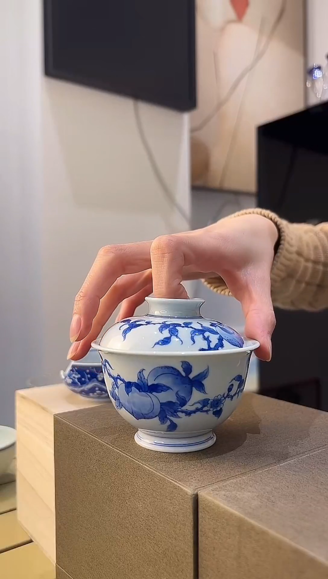 五福寿桃内外手绘点工工艺青花盖碗  