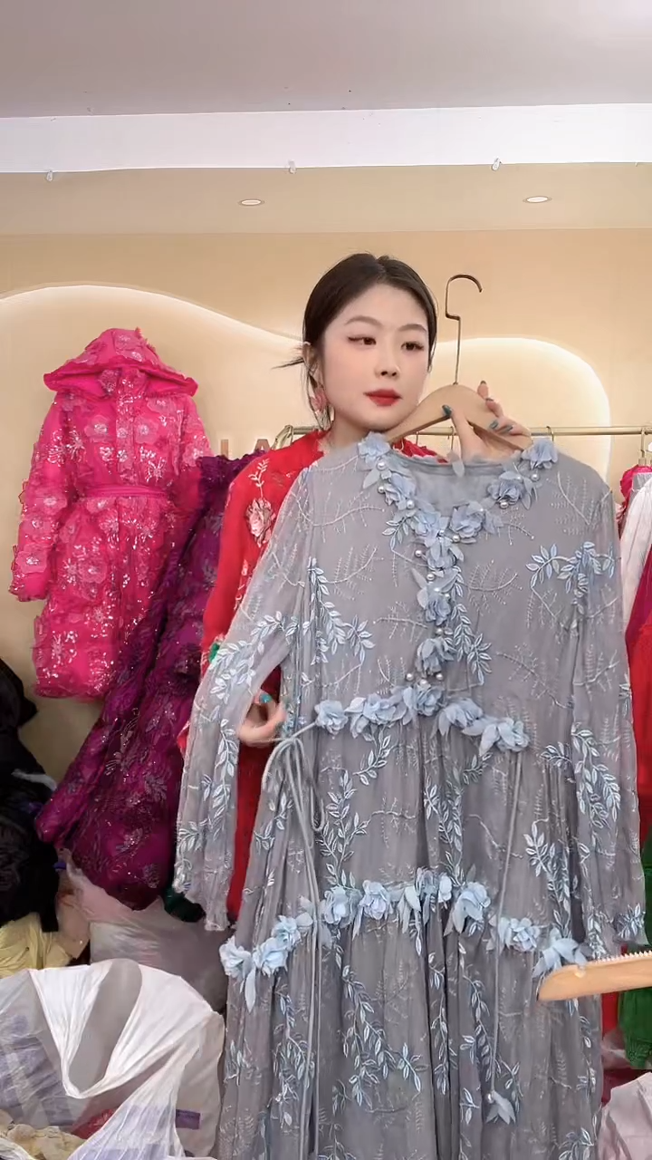 套头款灰色连衣裙