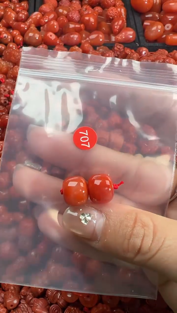 南红玛瑙未镶嵌颈饰1