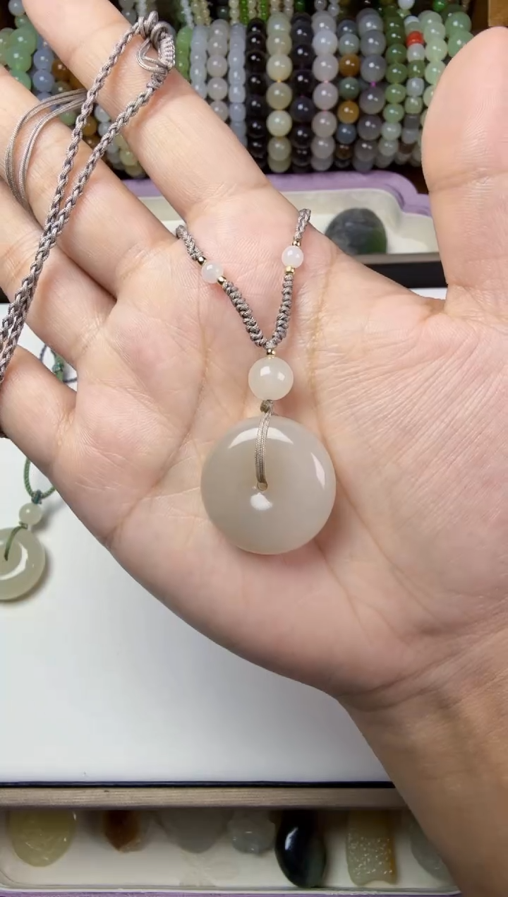 和田玉未镶嵌颈饰平安扣