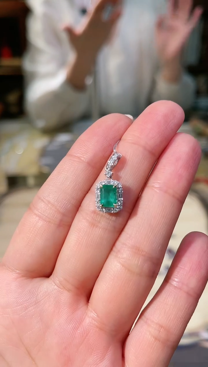 【闪购商品】祖母绿吊坠(不含链)18K金镶嵌1克拉钻石吊坠