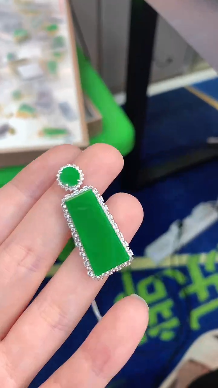 【闪购商品】翡翠颈饰18K金镶嵌赠礼盒证书  敏