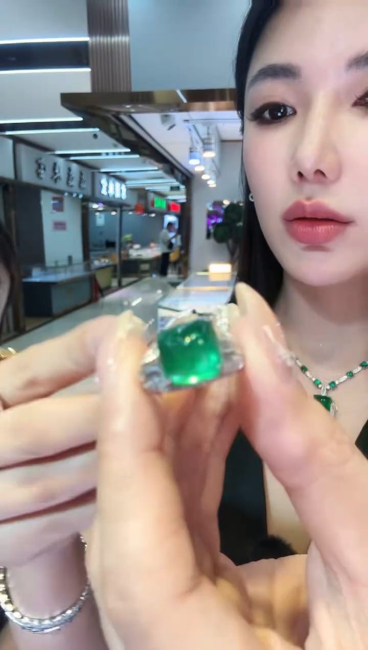 铂Pt950镶嵌戒指祖母绿6.20ct