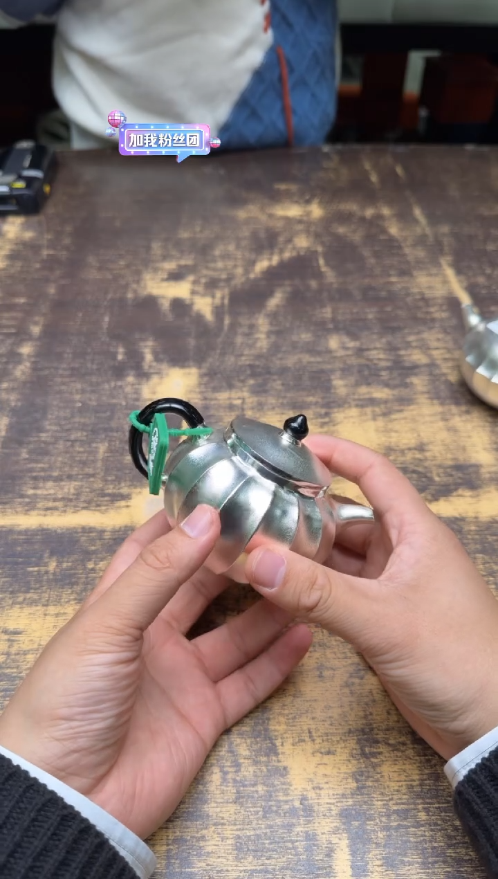 来***乐呆坐雪花纹如意祥灯壶