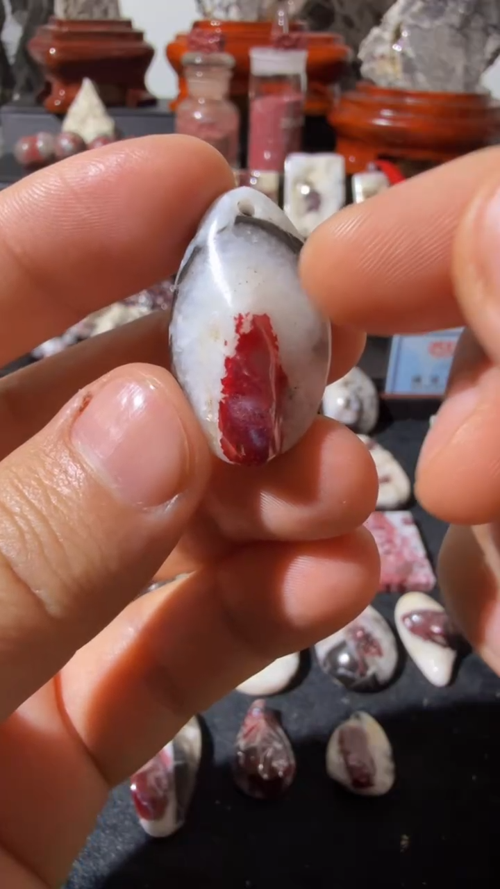 天然辰砂天然辰砂天然朱砂大晶砂随行吊坠