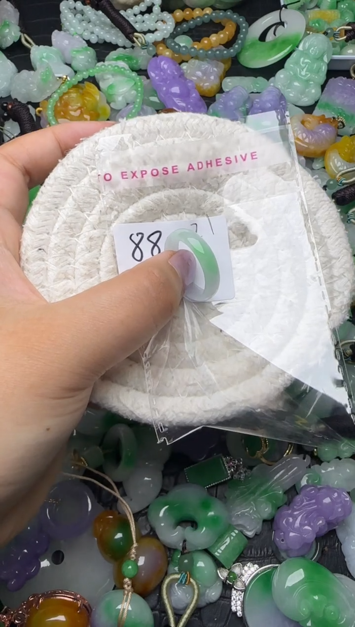 颈饰未镶嵌翡翠小*女缅甸翡翠吊坠