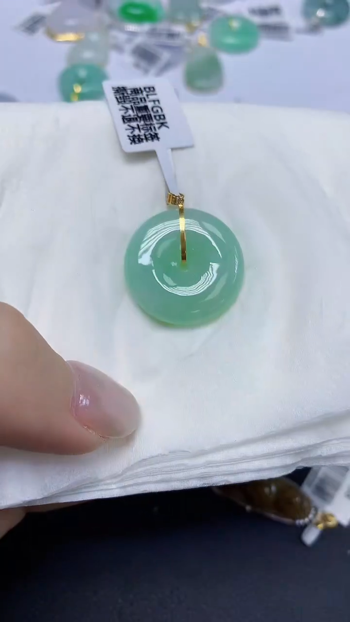 翡翠18K金镶嵌颈饰天然缅甸翡翠A货