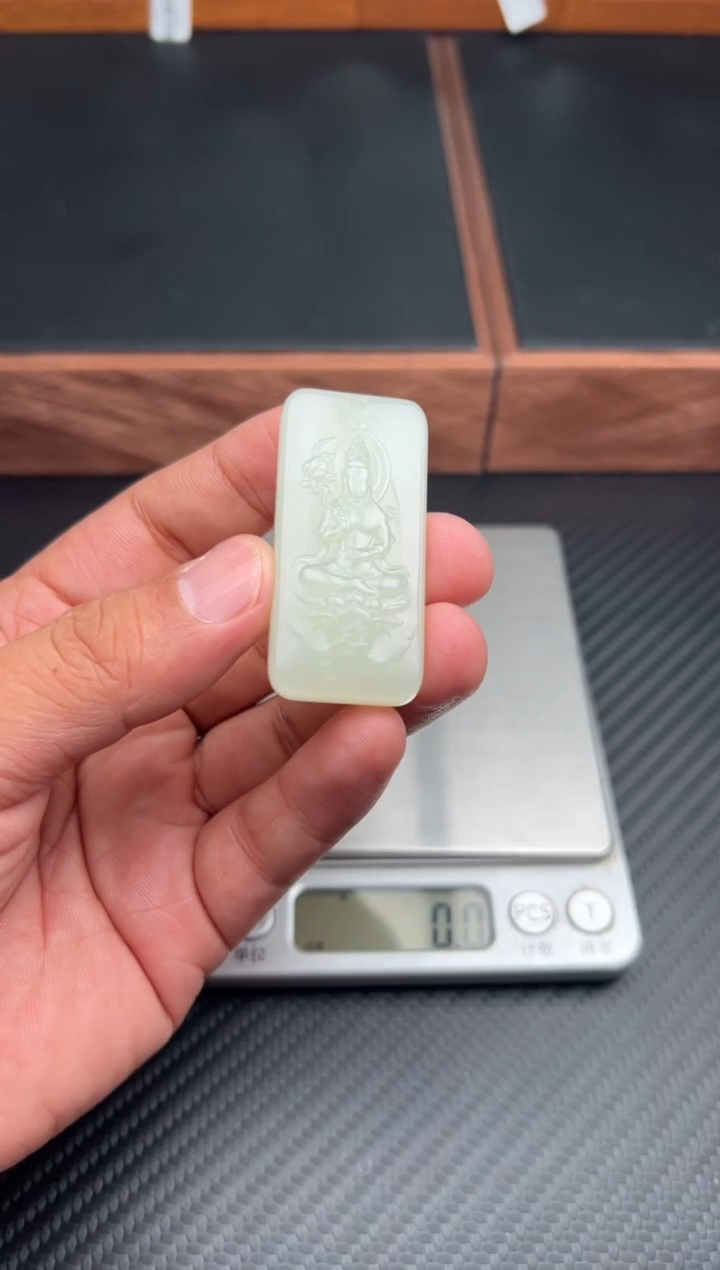 吊坠(赠链)未镶嵌和田玉且末微色差迪克兰一细  普贤