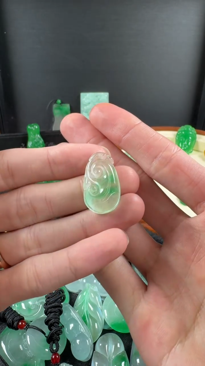 颈饰未镶嵌翡翠如意吊坠