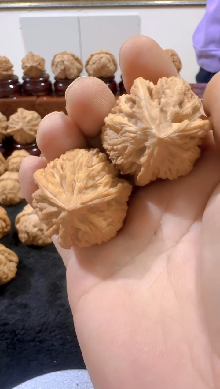 【闪购商品】文玩核桃把件无修白茬玉龙粗筋三棱42