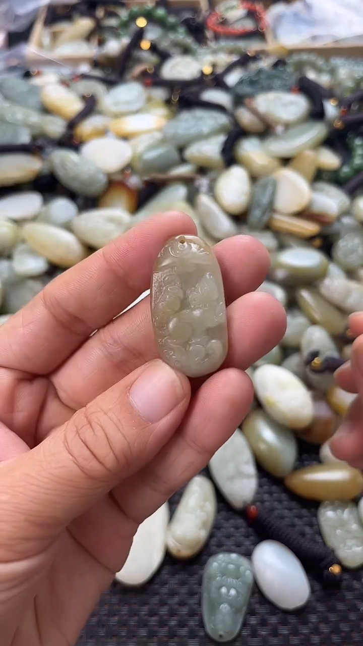 和田玉未镶嵌颈饰（多样性发一件）没有证书有瑕