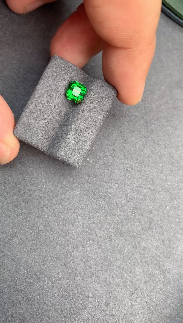 【闪购商品】石榴石裸石未镶嵌1.6ct沙弗莱
