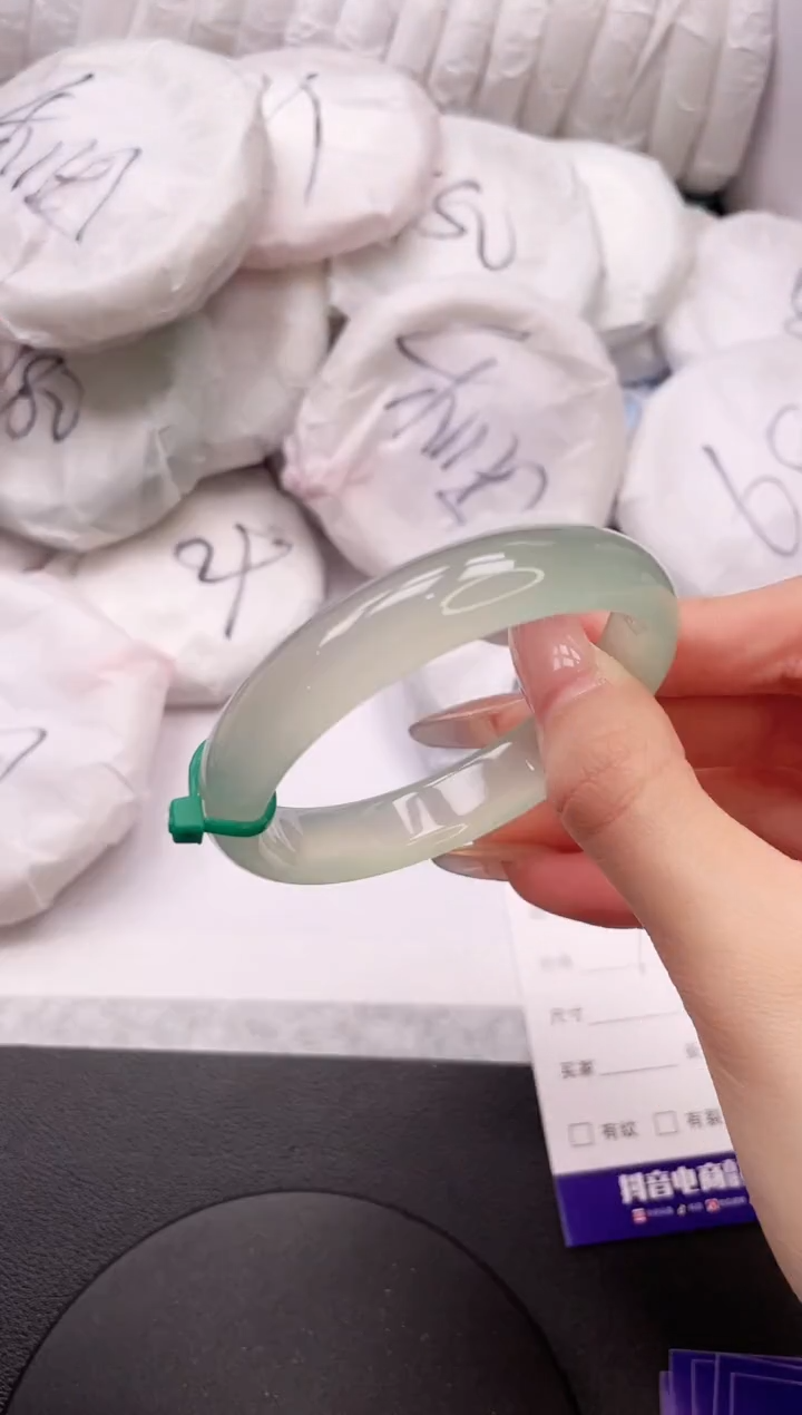 【闪购商品】石英质玉手镯未镶嵌30K394-54