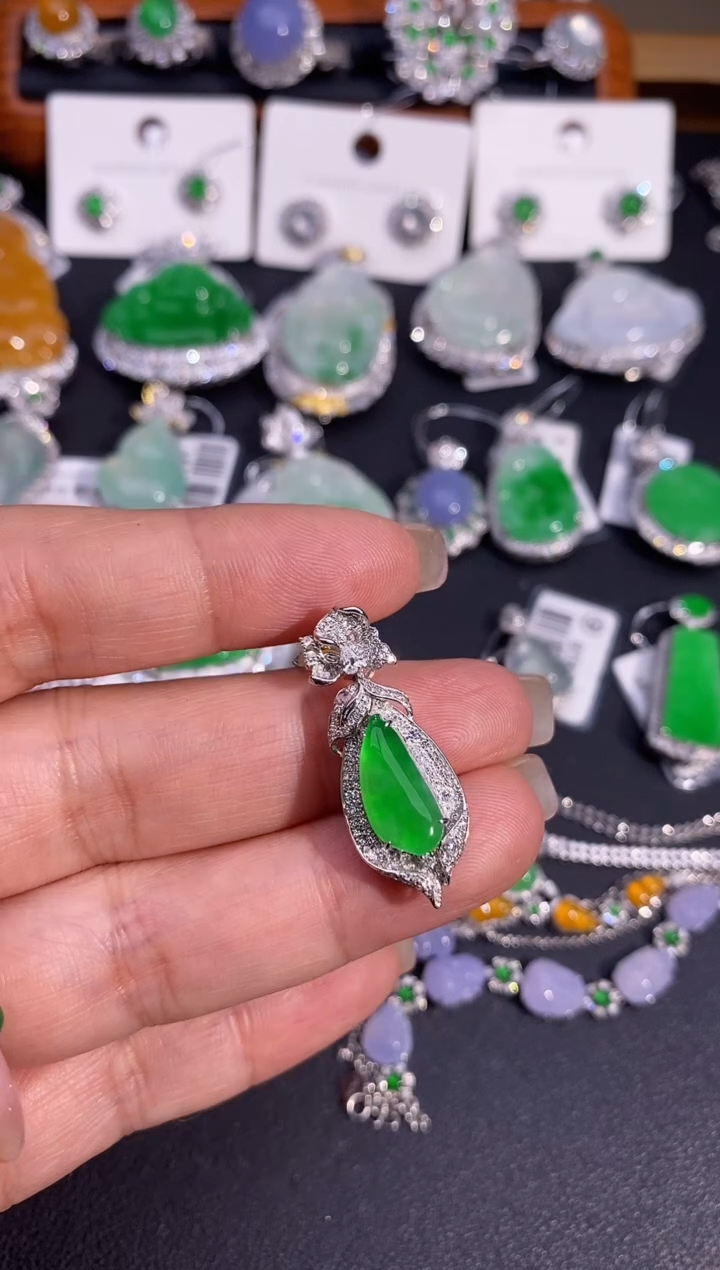 【闪购商品】翡翠颈饰18K金镶嵌吊坠