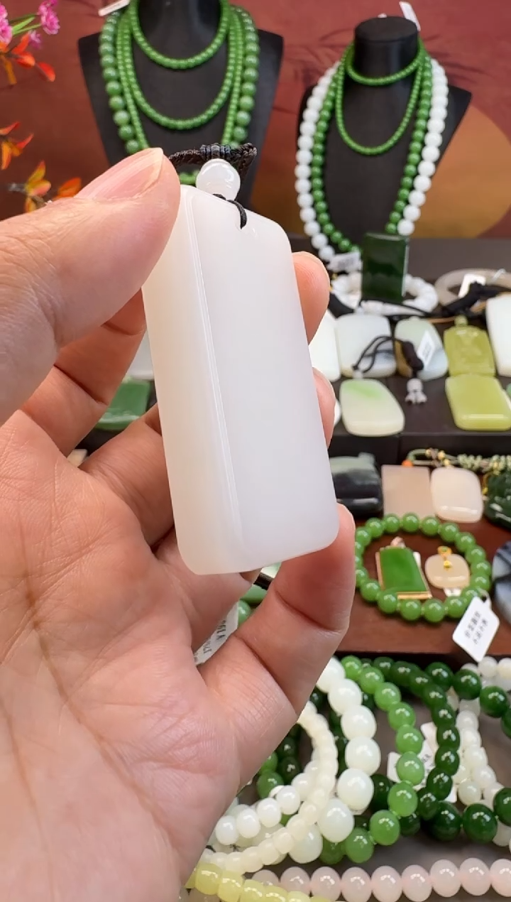 颈饰未镶嵌和田玉吊坠