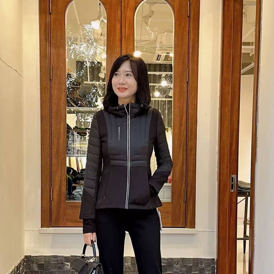 黑白两色连帽收腰羽绒外套