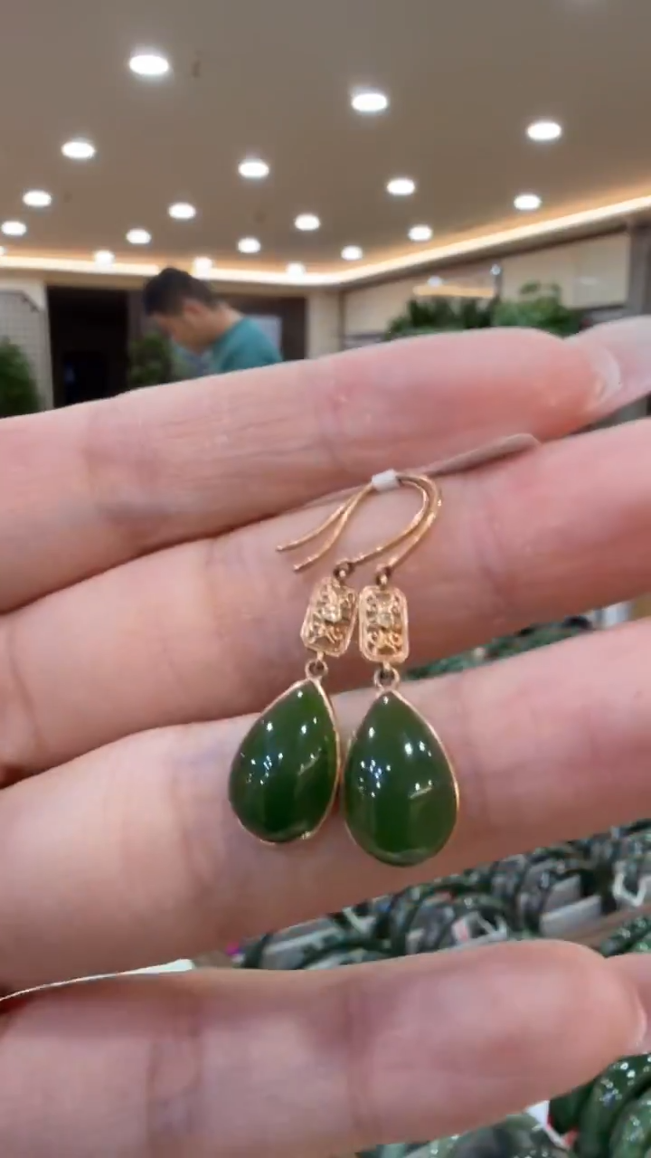 颈饰18K金镶嵌和田玉耳饰一对