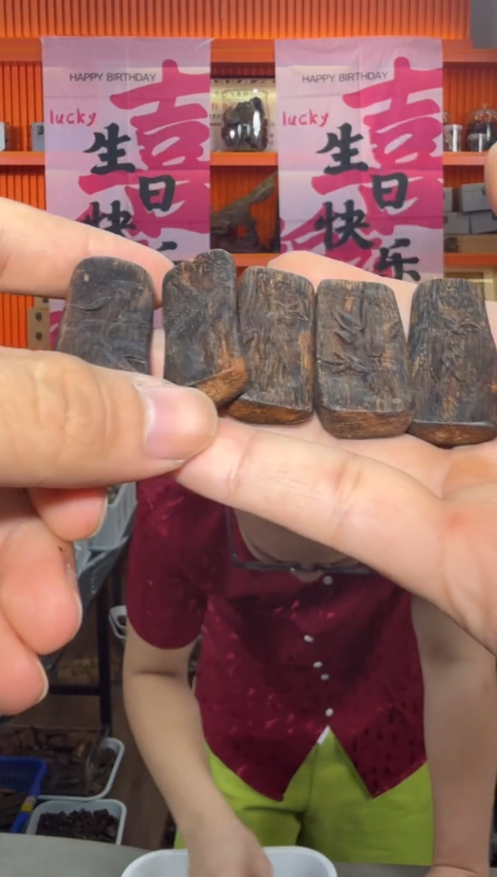 沉香吊坠235号多样性发一