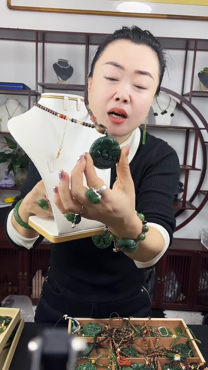 颈饰未镶嵌和田玉貔貅