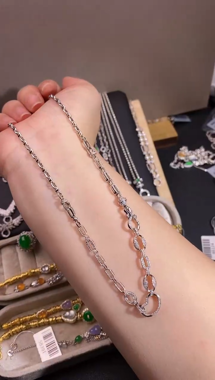 颈饰18K金镶嵌钻石项链