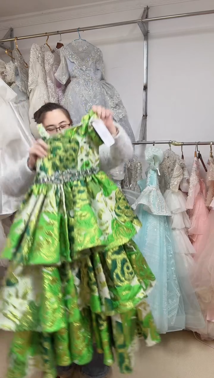 956     130    拉链坏了没有售后介意勿拍  100