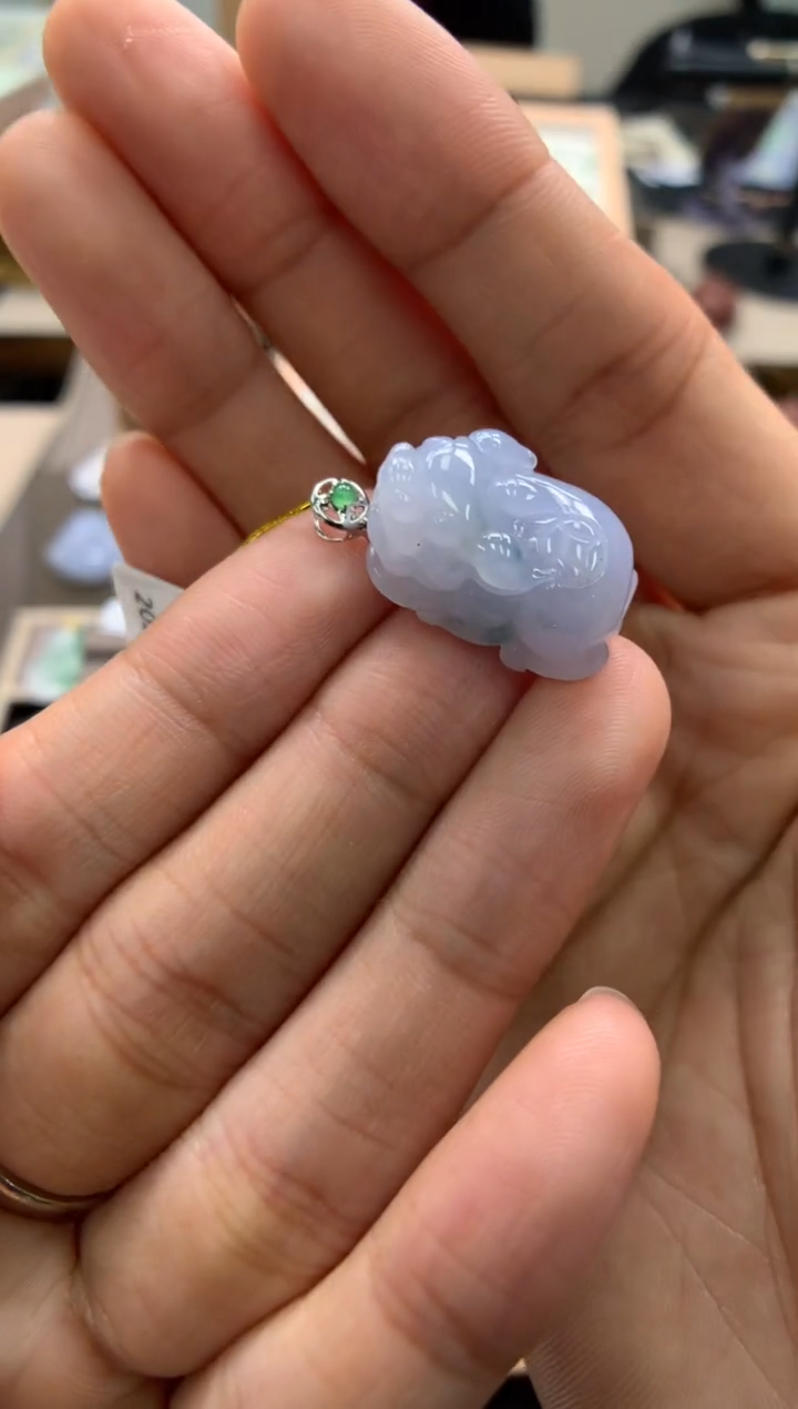 颈饰18K金镶嵌翡翠貔貅