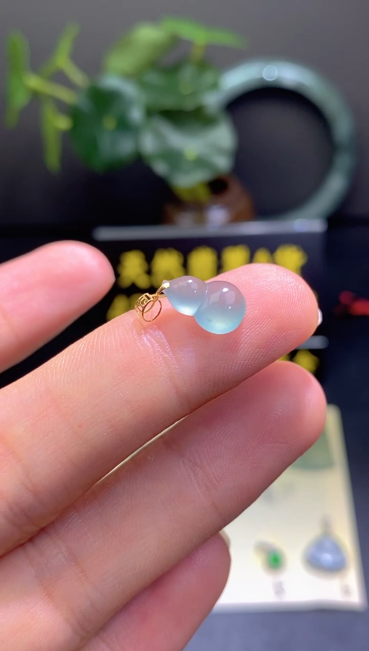 翡翠18K金镶嵌颈饰翡翠吊坠