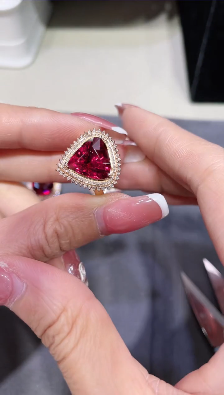 18K金镶嵌天然碧玺戒指