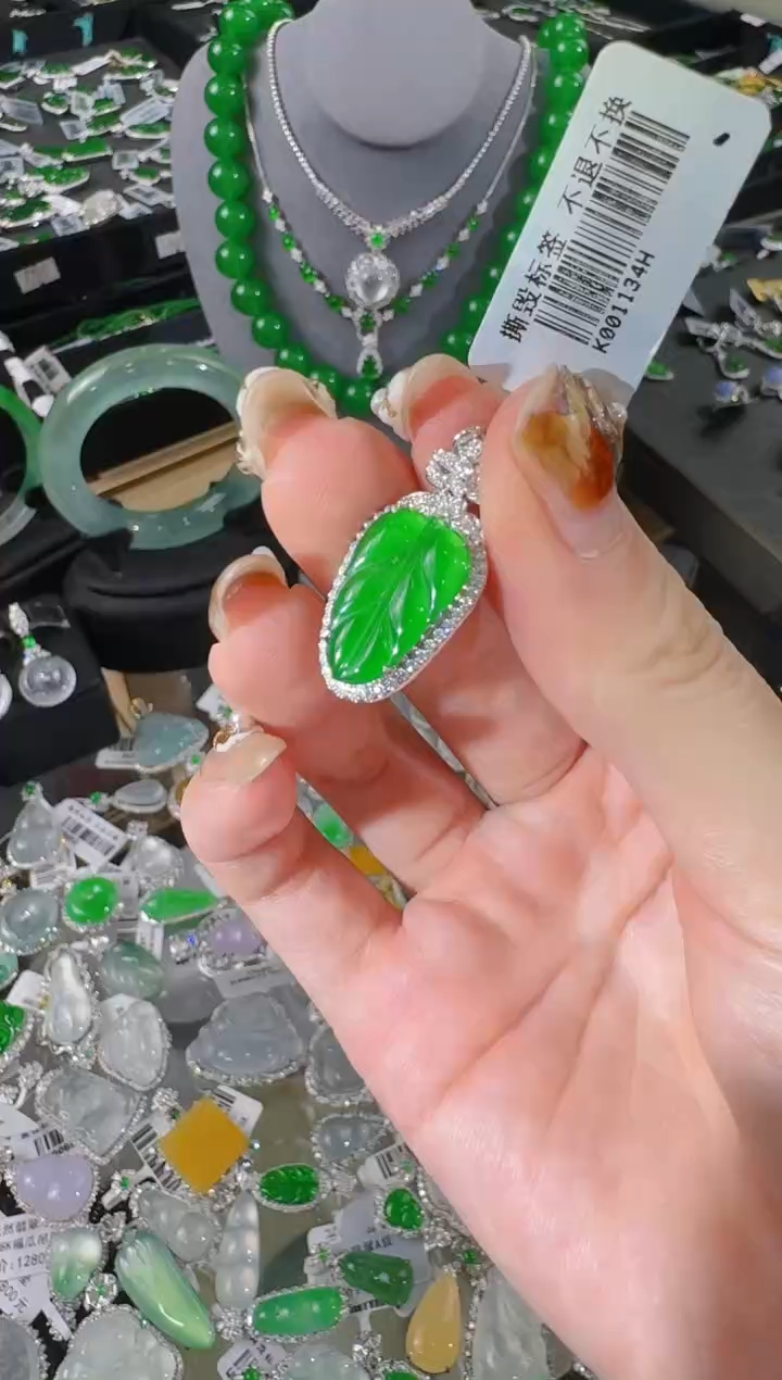 【闪购商品】翡翠颈饰未镶嵌叶子