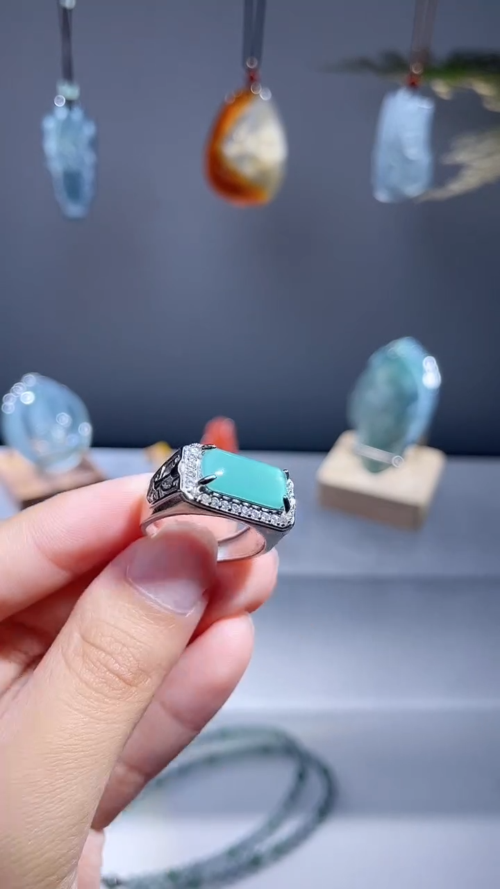 颈饰未镶嵌翡翠戒指