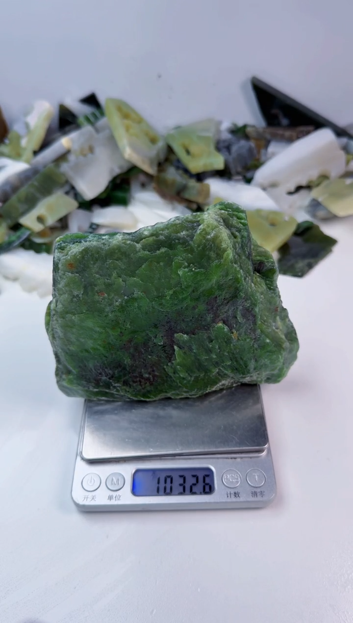 颈饰未镶嵌和田玉山边角料