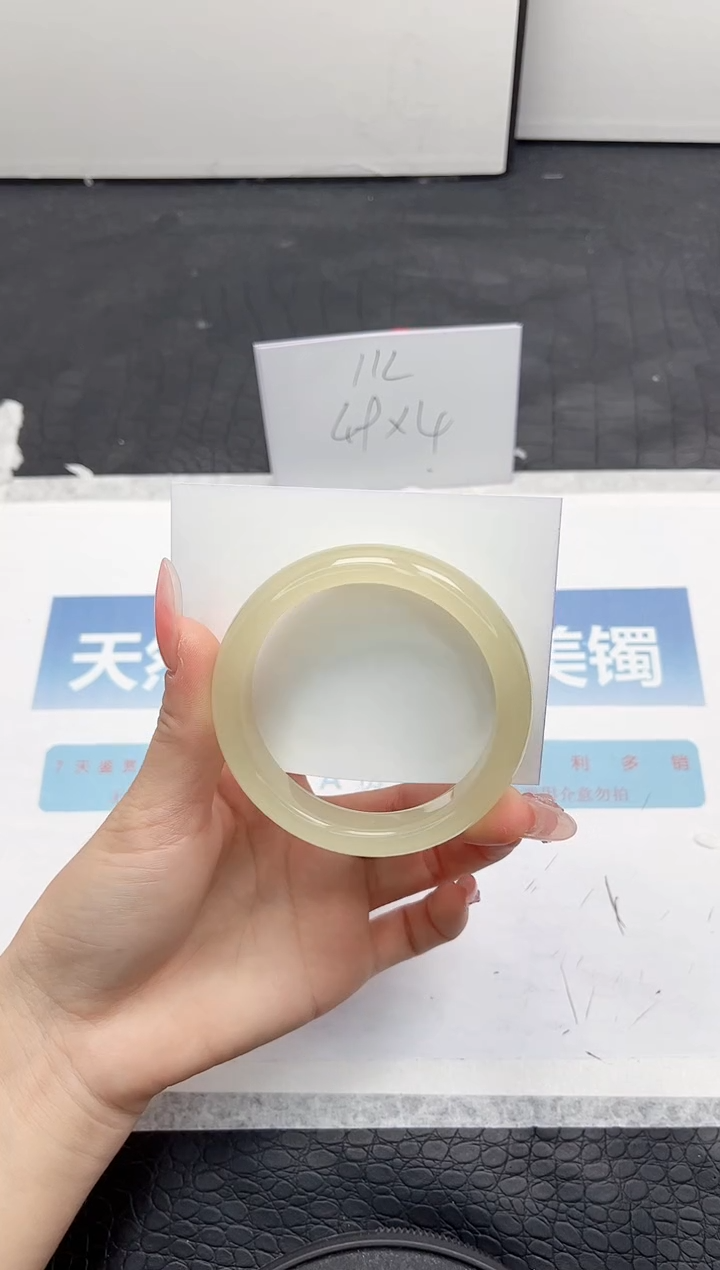 【闪购商品】石英质玉手镯未镶嵌100-54.5