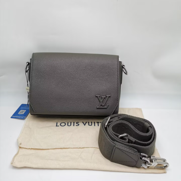 99新 LouisVuitton/路易威登 99新18227 TAKEOFF军绿色全皮邮差包