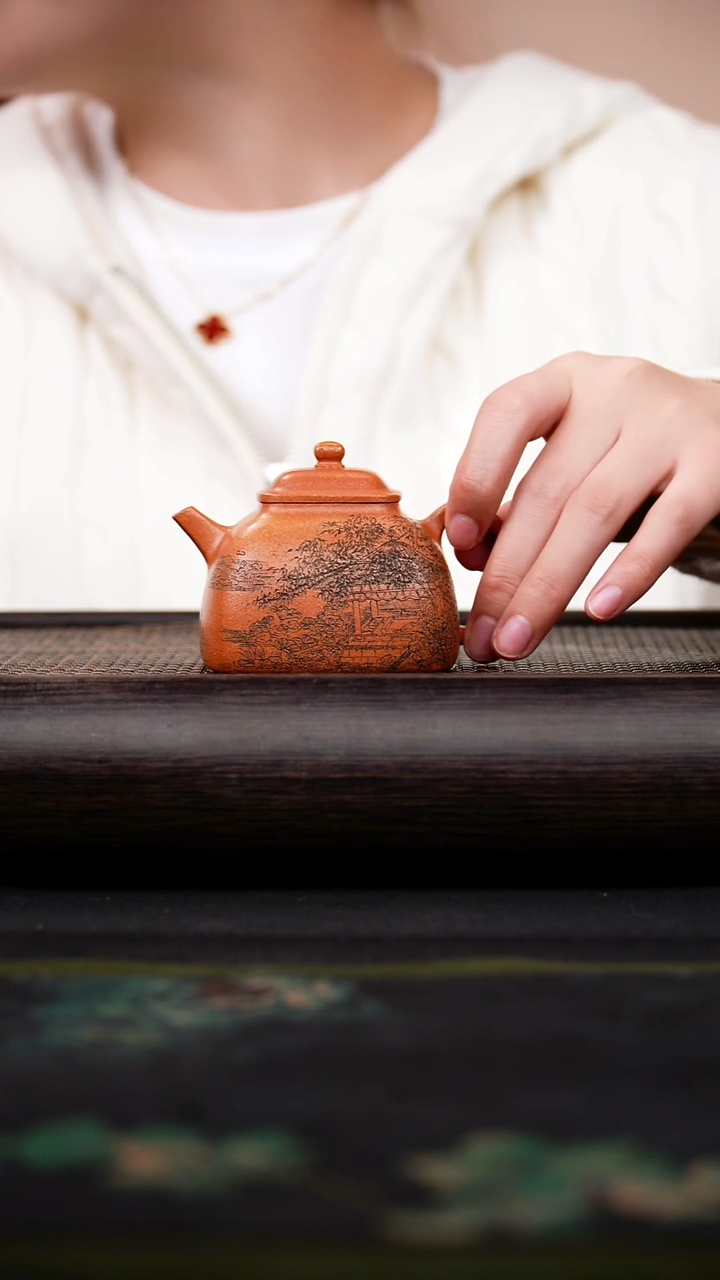 茶壶紫砂靓*微瑕 （封釉）坦然 冷金黄
