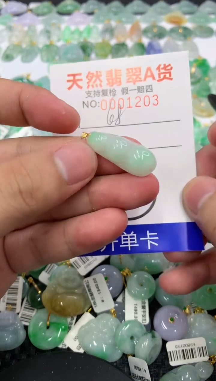 翡翠18K金镶嵌颈饰11111111111