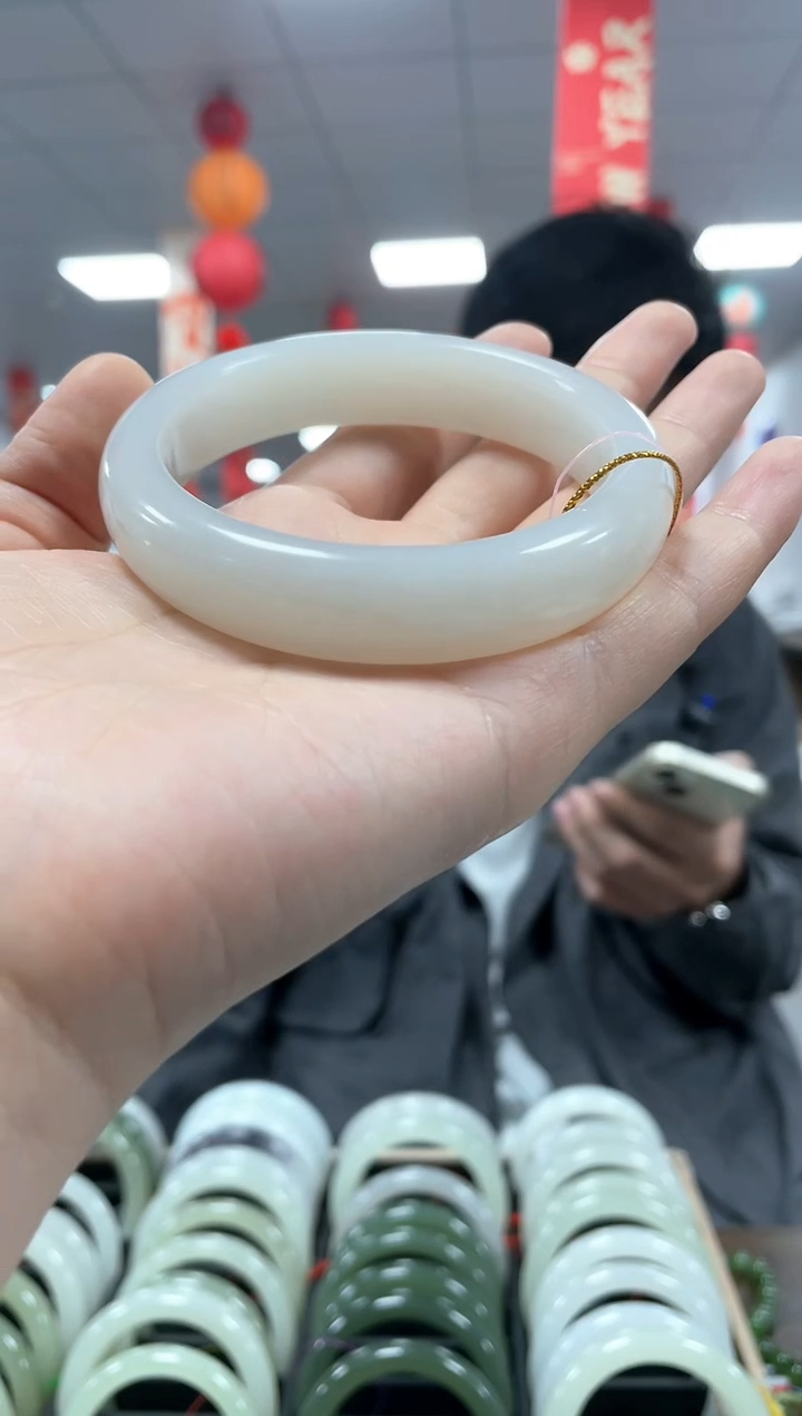 【闪购商品】和田玉手镯未镶嵌圈口备注 且末暖色手镯一条（福利）