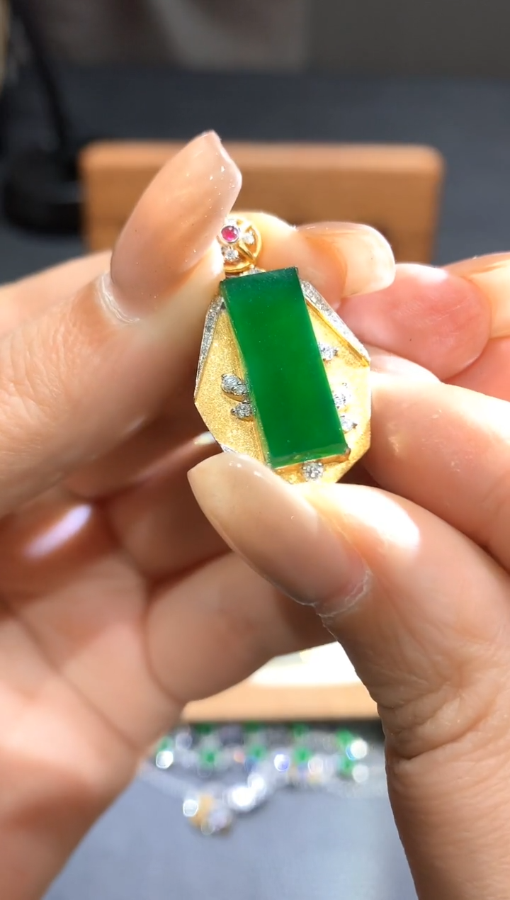 【闪购商品】翡翠颈饰18K金镶嵌团购