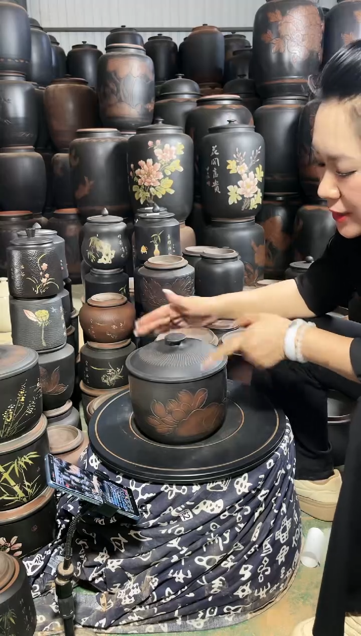 壶瑕疵茶叶罐小五饼荷花 804