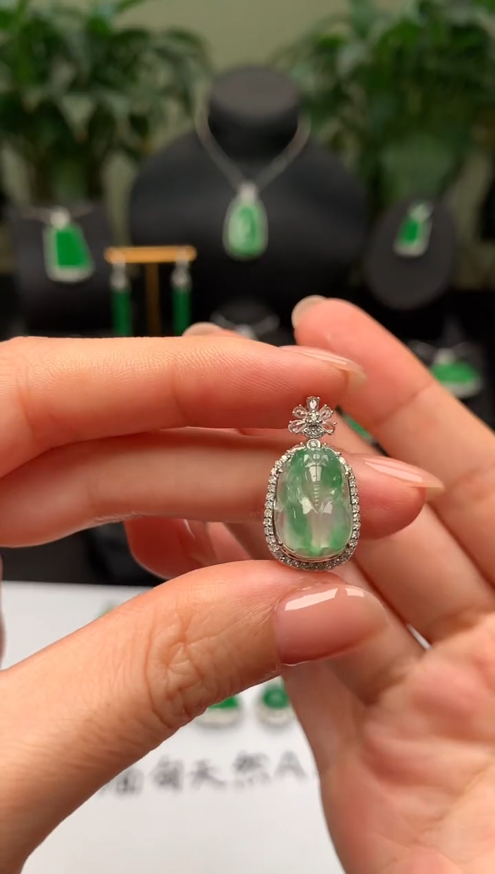 颈饰18K金镶嵌翡翠貔貅