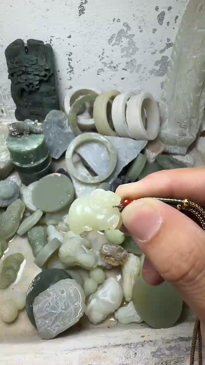 颈饰未镶嵌和田玉羊 微瑕