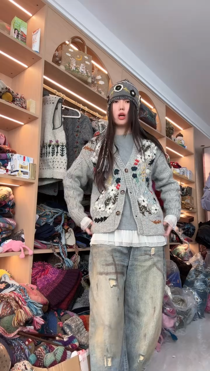 羊毛灰色立体花毛衣