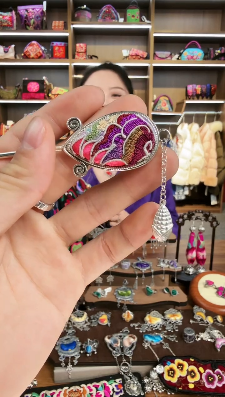 【闪购商品】织绣177蒙阿苏苗绣传承