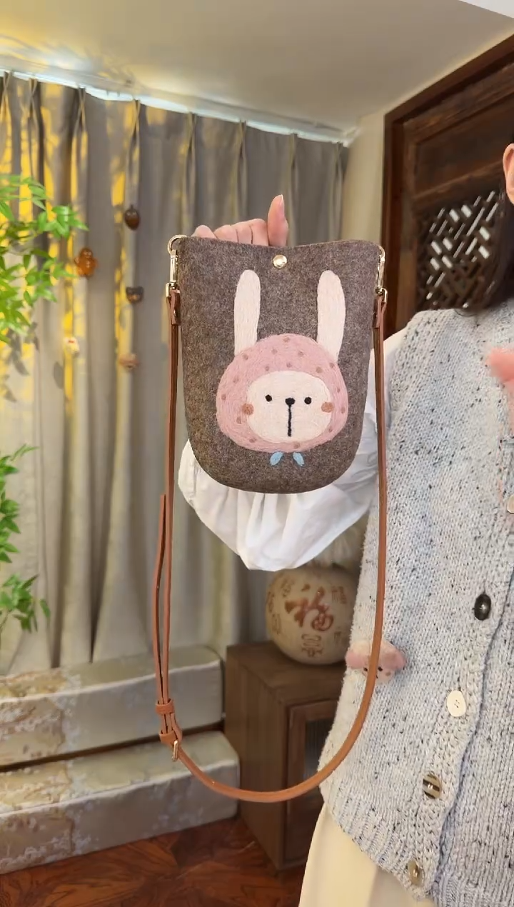 羊毛非遗羊毛毡包 手机包兔子